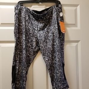 AVIA WORKOUT PERFORMANCE CAPRIS SIZE XL